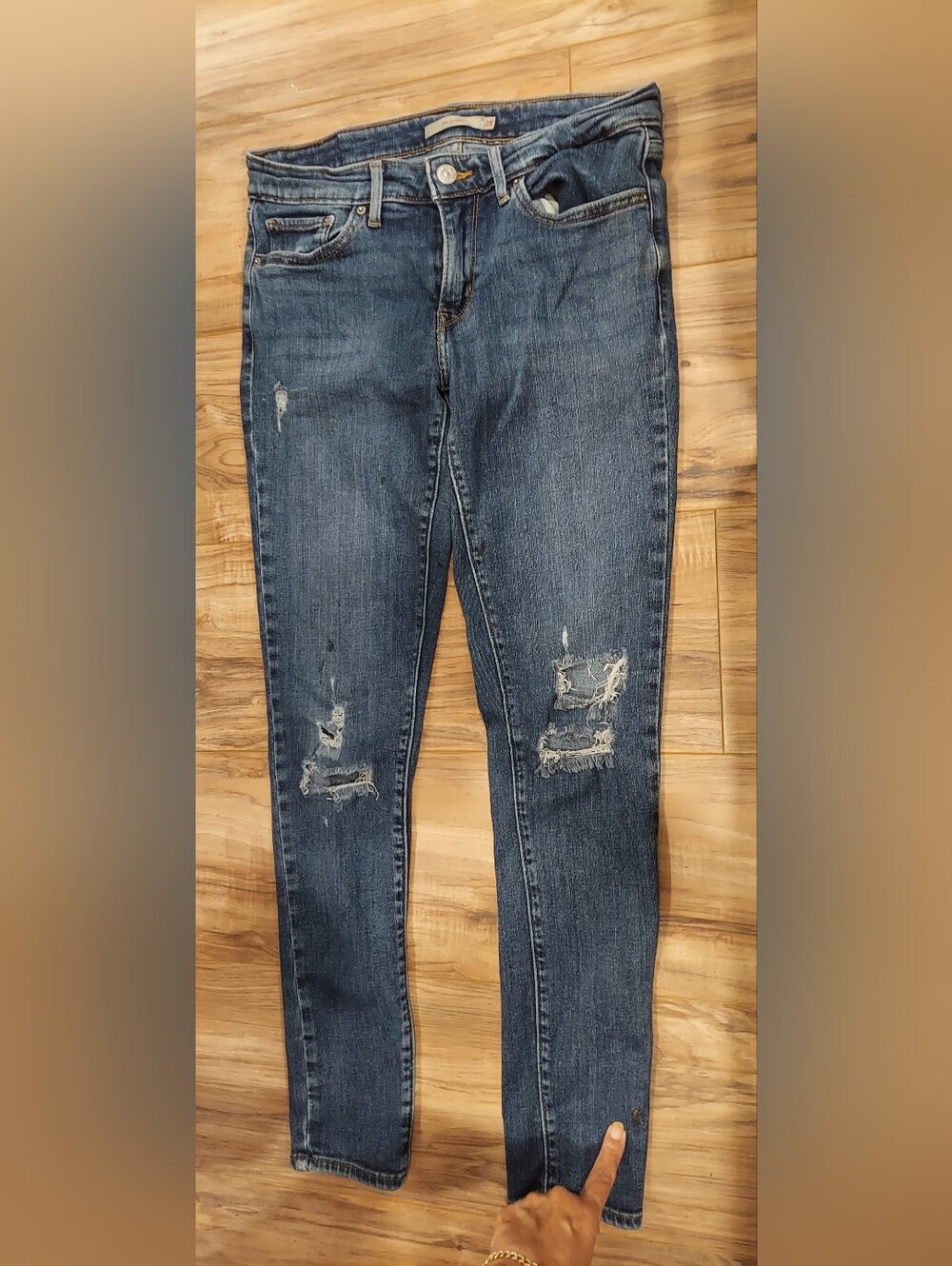 Levi’s Women’s 711 Skinny Jeans Slim Mid-Rise Blue Dark Wash Distressed Size 28
